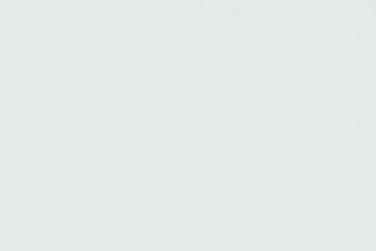 Flere hvite 3D-printede prototyper av flasker og krukker.